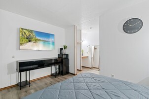 Standard Room, 1 Queen Bed | 1 bedroom, desk, bed sheets