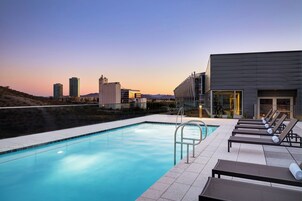 Piscina externa, funciona das 6h às 22h, guarda-sóis, espreguiçadeiras