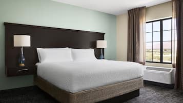 Luxe beddengoed, donzen dekbedden, een kluis op de kamer, een bureau