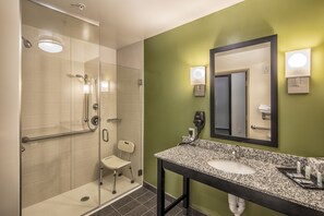 Kamer, 1 kingsize bed, toegankelijk voor mindervaliden, niet-roken | Badkamer | Een douche, gratis toiletartikelen, een haardroger, handdoeken