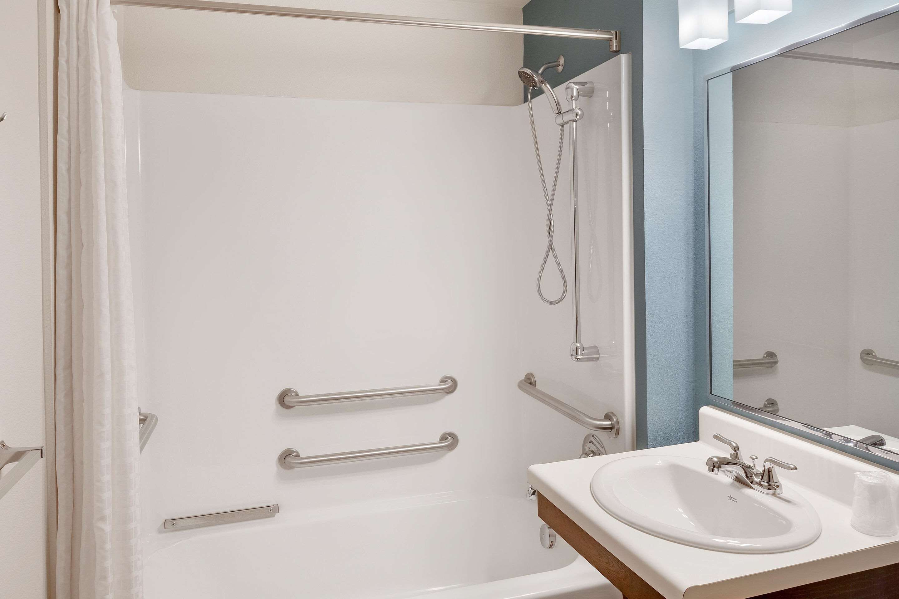 room, 1 queen bed, accessible, non smoking | bathroom | combined shower/bathtub, hair dryer, towels