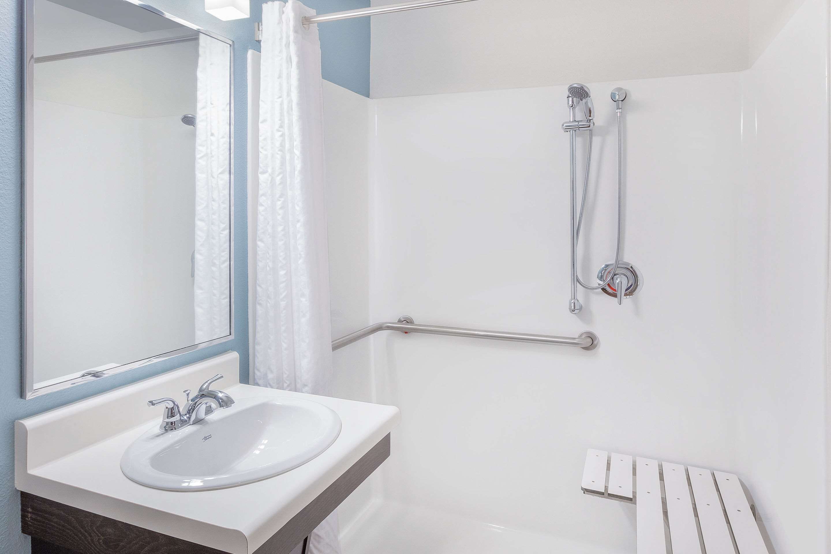 combined shower/bathtub, hair dryer, towels