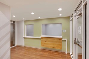 Lobby - WoodSpring Suites Las Colinas - Northwest Dallas (Irving)