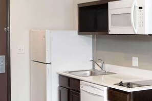 Fridge, microwave, stovetop, dishwasher - WoodSpring Suites Houston IAH Airport (Humble)