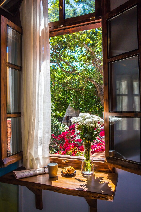 Superior Single Room | Individually decorated, individually furnished, soundproofing - Favela Living Space (Chania)