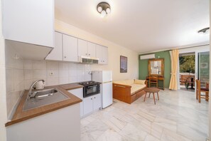 Departamento Deluxe (Family) | Cocina privada | Refrigerador, parrilla de estufa, cafetera y tetera y tetera eléctrica 