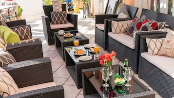 Daily cooked-to-order breakfast (EUR 5 per person)