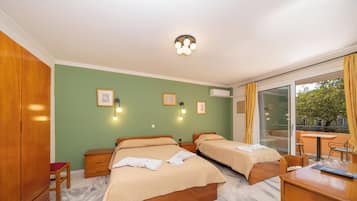 Studio (Queen) | In-room safe, desk, soundproofing, free cribs/infant beds