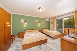 Studio (Queen) | In-room safe, desk, soundproofing, free cribs/infant beds