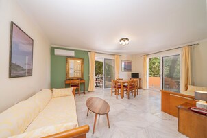 Deluxe Apartment (Family) | Living area | Flat-screen TV