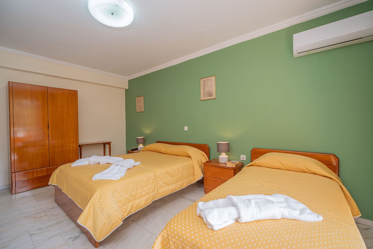 Studio (Queen) | In-room safe, desk, soundproofing, free cribs/infant beds
