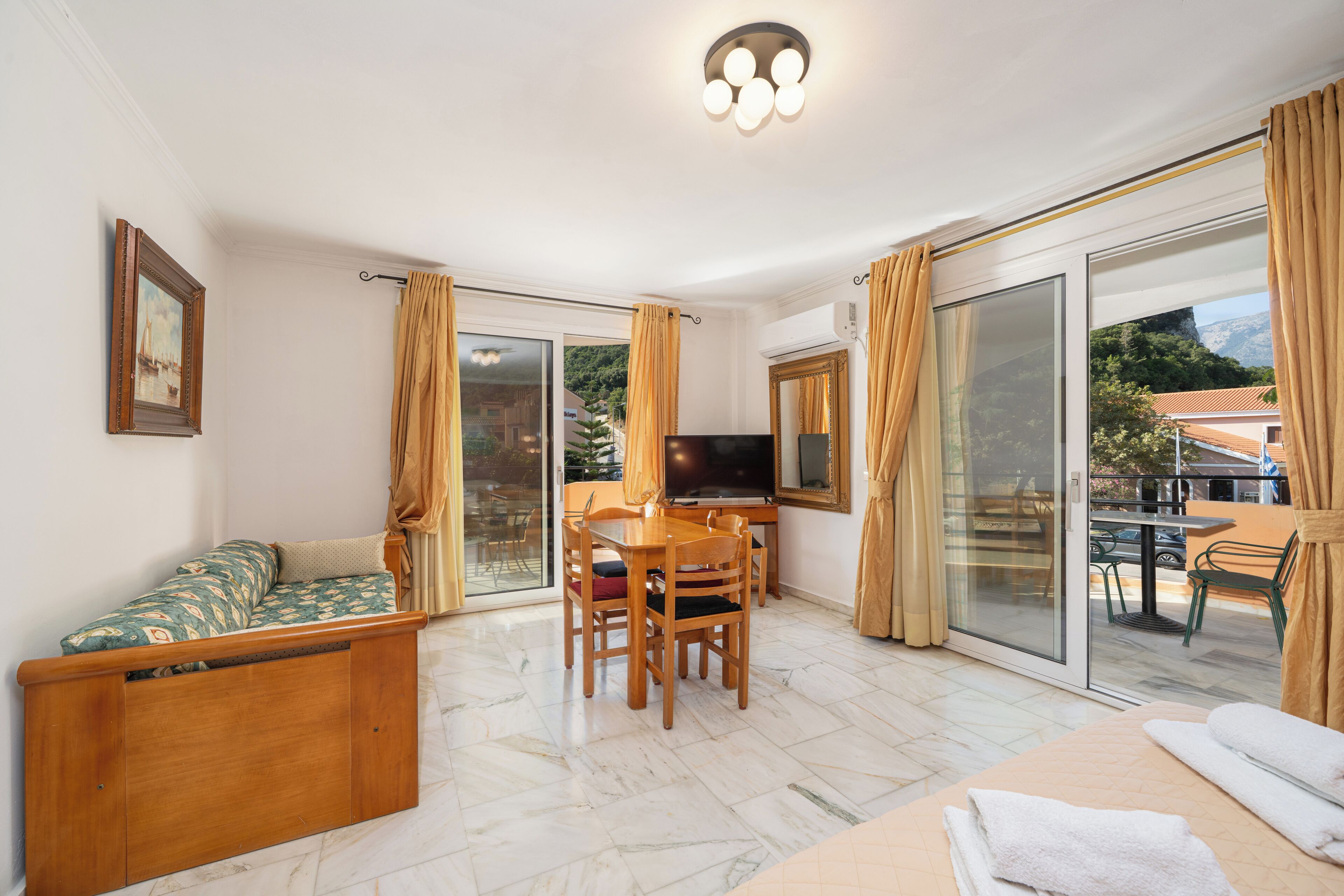 Comfort Studio | Living area | Flat-screen TV