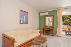 Deluxe Apartment (Family) | Living area