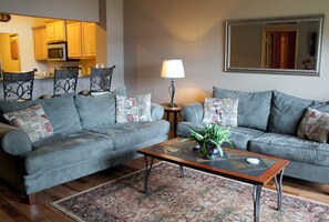 Condo luxueux, 2 chambres, vue sur le lac (212, Boat Slip Available) | Fer et planche à repasser, accès au Wi-Fi (inclus)
