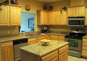 Condo luxueux, 3 chambres, vue sur le lac (233, Boat Slip Available) | Cuisine privée | Réfrigérateur grande capacité avec congélateur, four à micro-ondes