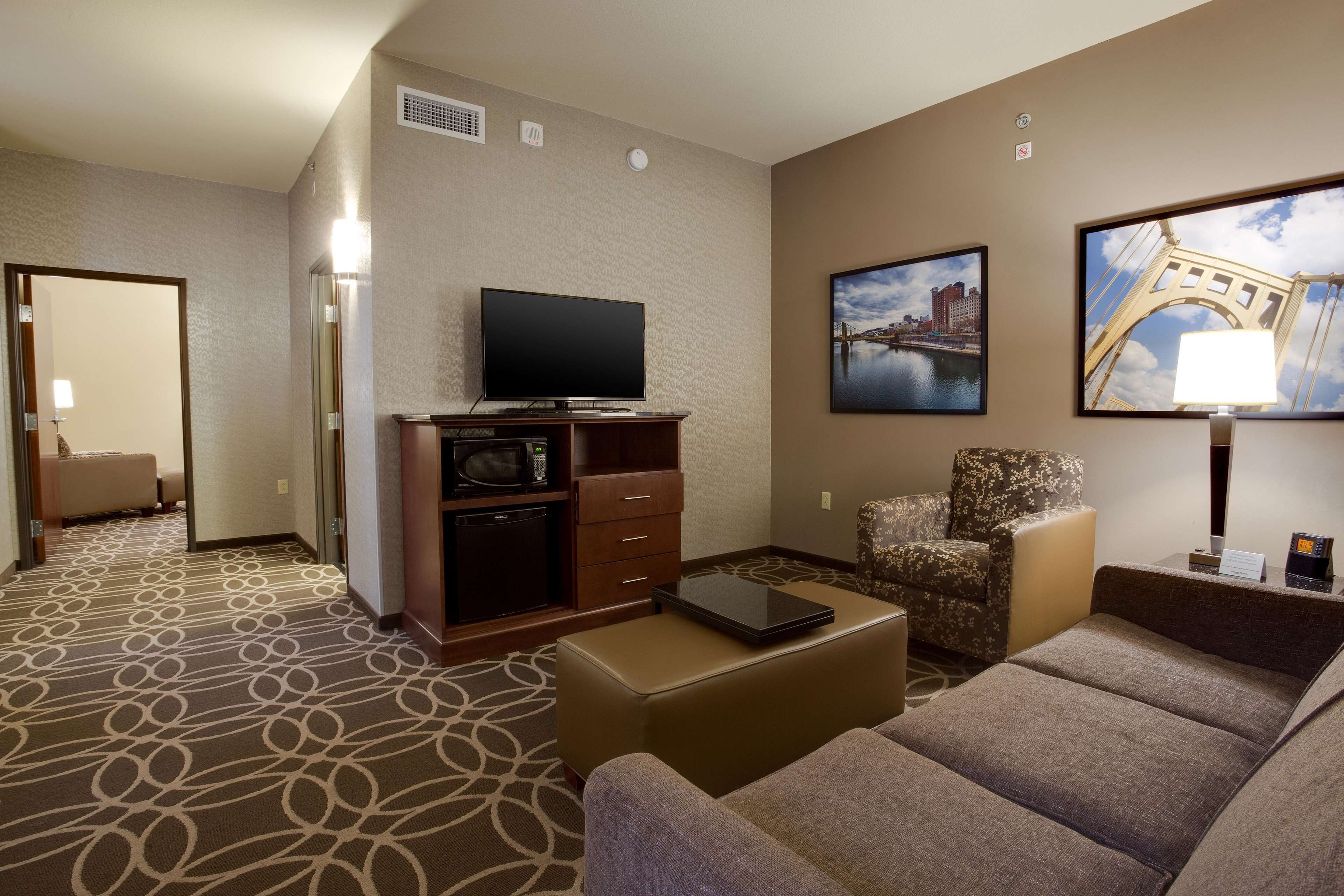 Premium bedding, desk, iron/ironing board, free cribs/infant beds