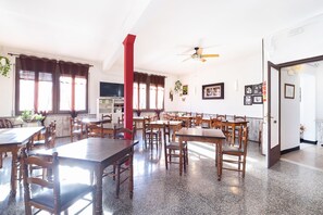 Breakfast, lunch and dinner served - Fonda Chavarria (Sant Joan Despi)