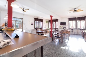 Breakfast, lunch and dinner served - Fonda Chavarria (Sant Joan Despi)