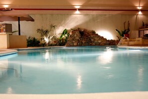 Outdoor pool, open 8:00 AM to 10:00 PM, pool loungers - Hotel Plaza Maria (Catacamas)