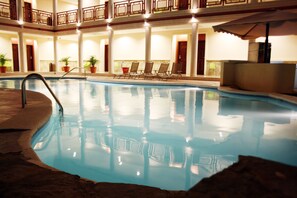 Outdoor pool, open 8:00 AM to 10:00 PM, sun loungers - Hotel Plaza Maria (Catacamas)