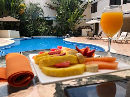 Outdoor pool, open 8:00 AM to 10:00 PM, pool loungers. Hotel Plaza Maria