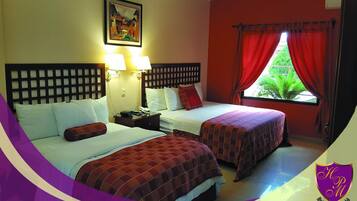 Een bureau, een strijkplank/strijkijzer, gratis wifi, beddengoed