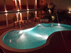 Outdoor pool, open 8:00 AM to 10:00 PM, sun loungers - Hotel Plaza Maria (Catacamas)