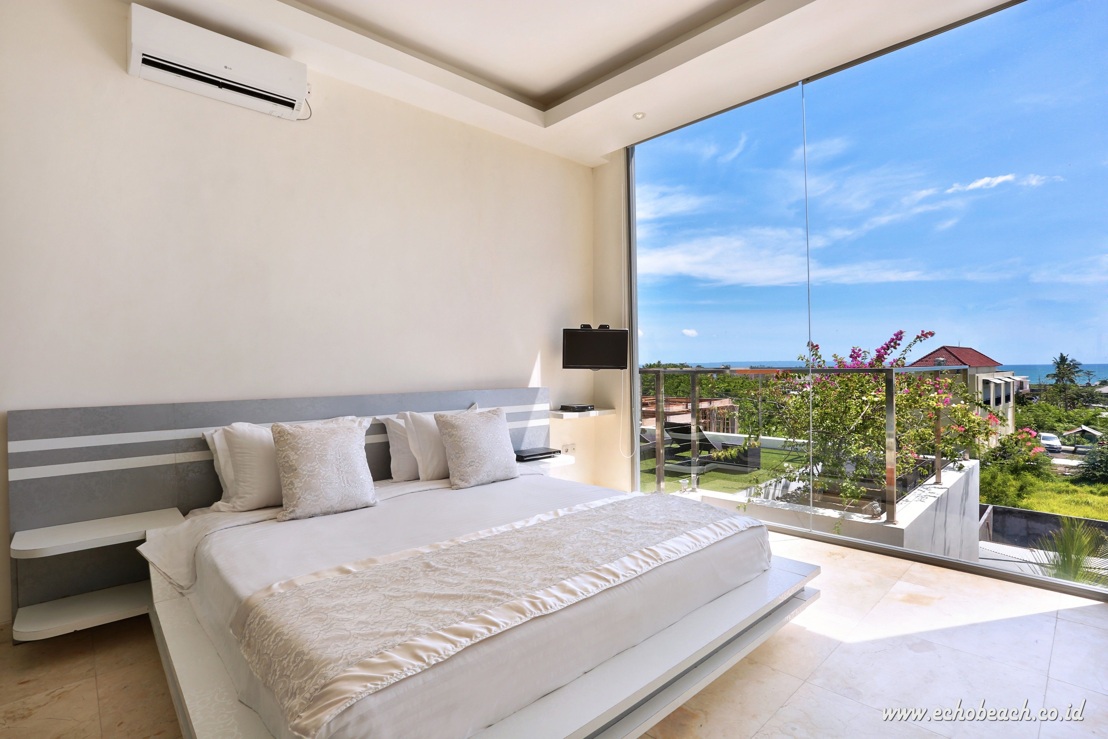 1 bedroom, Frette Italian sheets, premium bedding, Select Comfort beds