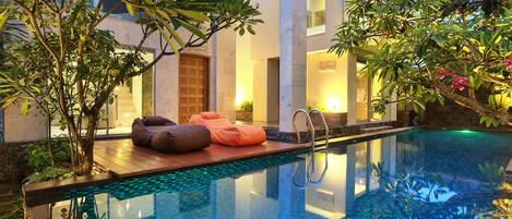 Una piscina al aire libre