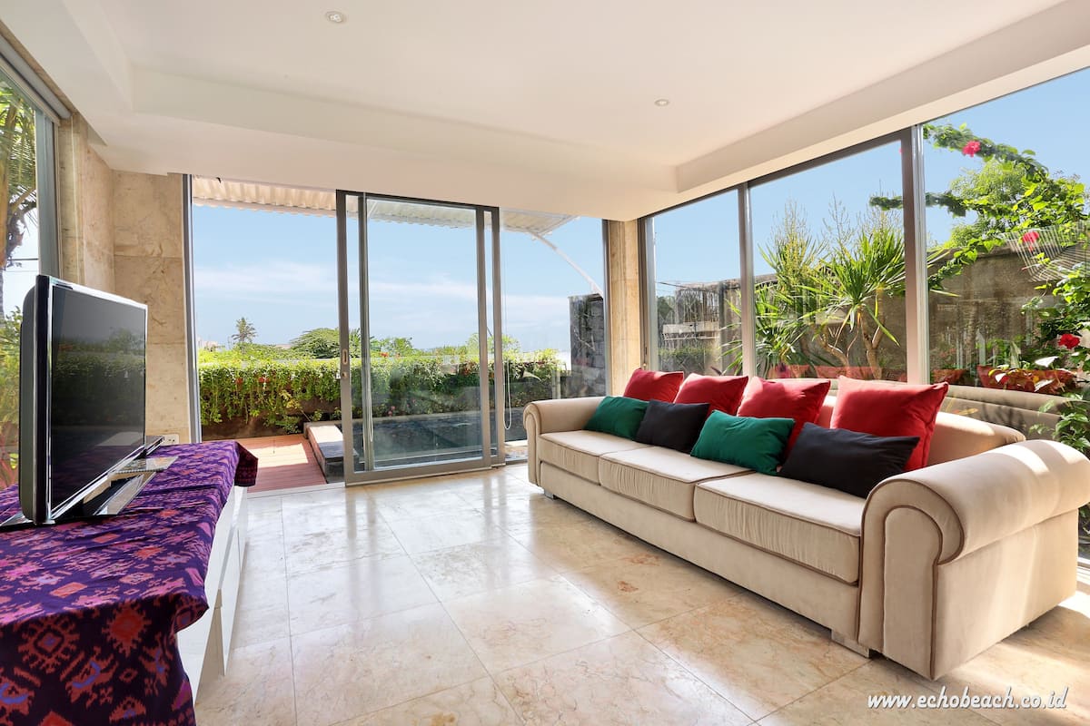 Apartment with Private Plunge Pool | Sala de estar | Televisión LED de 42 pulgadas con canales por cable y televisión