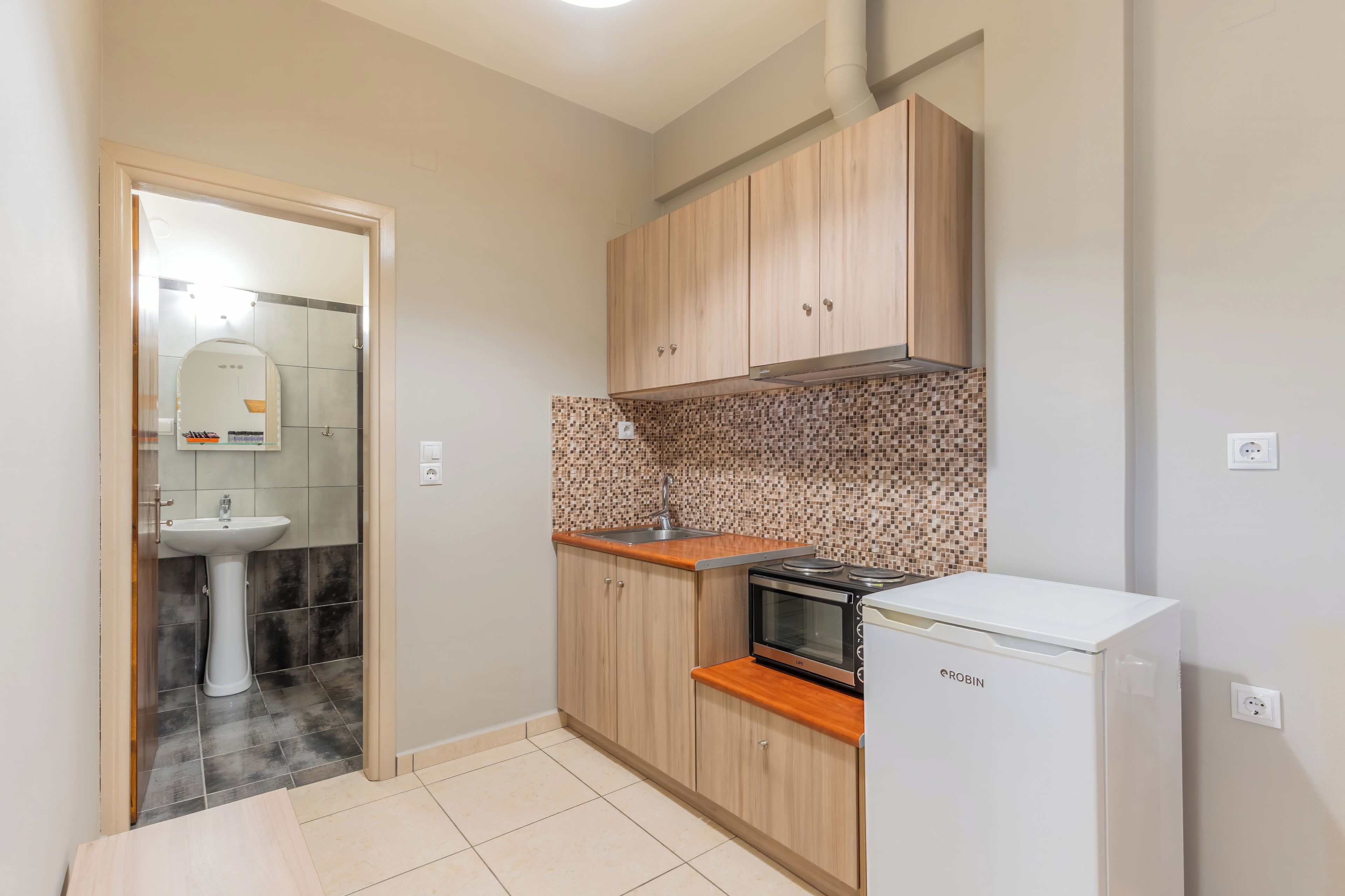 Studio | Trang trí khác biệt, bàn, màn/rèm cản sáng, phòng cách âm 