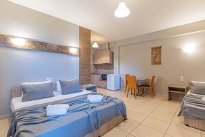 Studio | Individually decorated, desk, blackout drapes, soundproofing - Iliovasilema Hotel (Preveza)