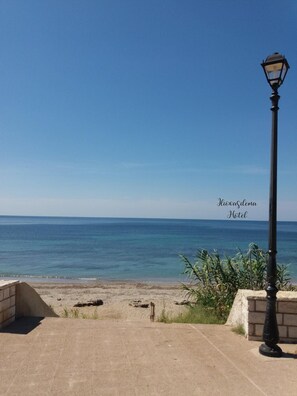 ビーチ、ビーチパ  ラソル、ビーチタオル