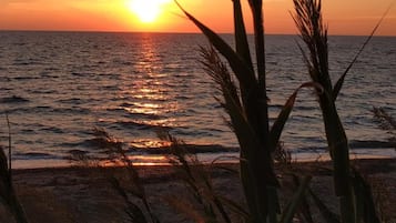 En la playa, sombrillas, toallas de playa