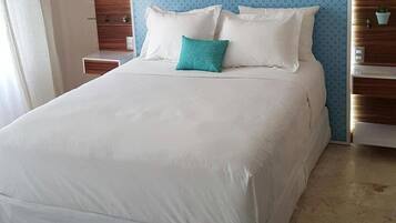 Ropa de cama de alta calidad y caja de seguridad en la habitación