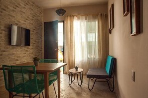 32-inch flat-screen TV with cable channels, TV - SHAVANNA Hotel Boutique (Puerto Escondido)