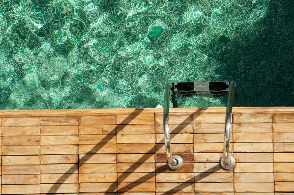 Outdoor pool, pool loungers - SHAVANNA Hotel Boutique (Puerto Escondido)