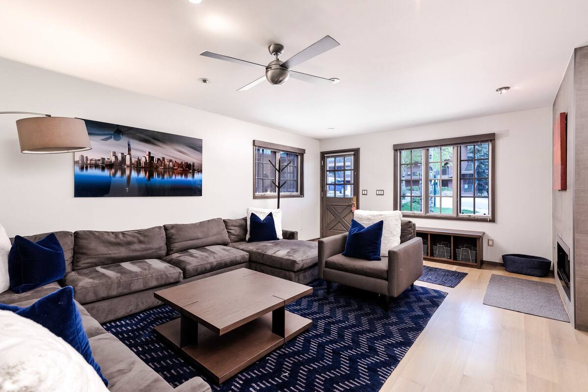 Deluxe Townhome, 4 Bedrooms, Balcony (10) | Living area | TV, fireplace