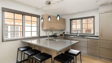 Deluxe Townhome, 4 Bedrooms, Balcony (10) | Private kitchen | Fridge, microwave, oven, stovetop