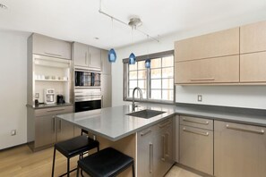 Townhouse – deluxe, 4 soverom, balkong (10) | Eget kjøkken | Kjøleskap, mikrobølgeovn, ovn og kokeplater