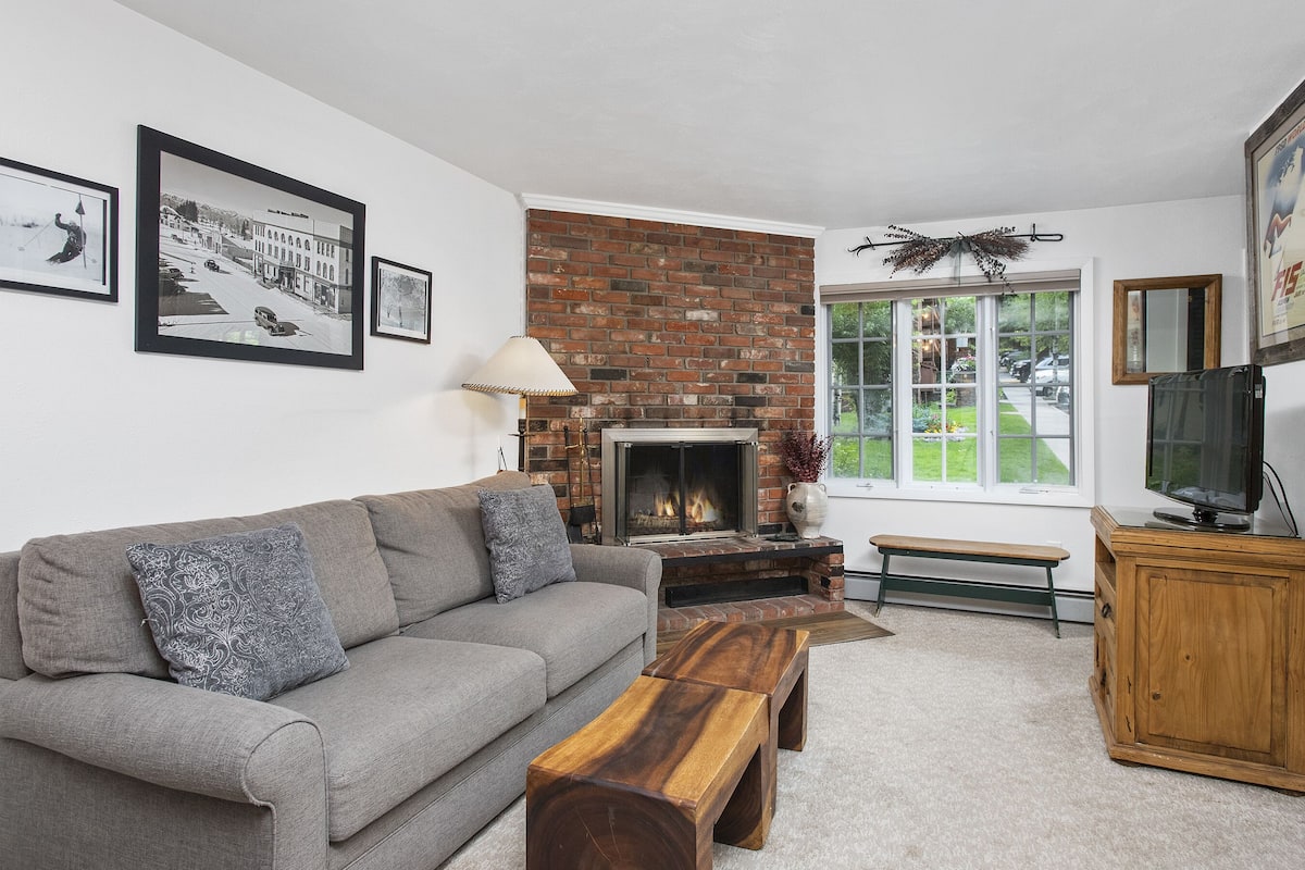 Economy Townhome, 3 Bedrooms, Balcony (1) | Living area | TV, fireplace
