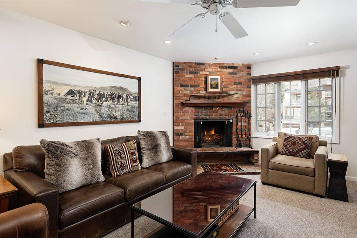 Deluxe Townhome, 3 Bedrooms, Balcony (18) | Living area | TV, fireplace