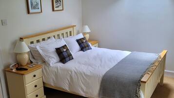 Cottage, 2 Bedrooms (Oak) | Iron/ironing board, travel crib, free WiFi, bed sheets