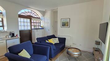Cottage, 1 Bedroom (Rowan) | Living area | Flat-screen TV, table tennis