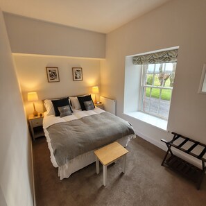 Iron/ironing board, travel cot, free WiFi, bed sheets - Finnich Cottages (Glasgow)