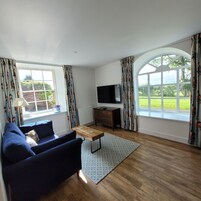 Casa de campo, 2 habitaciones (Oak) | Zona de estar | Una televisión de pantalla plana, una mesa de tenis de mesa