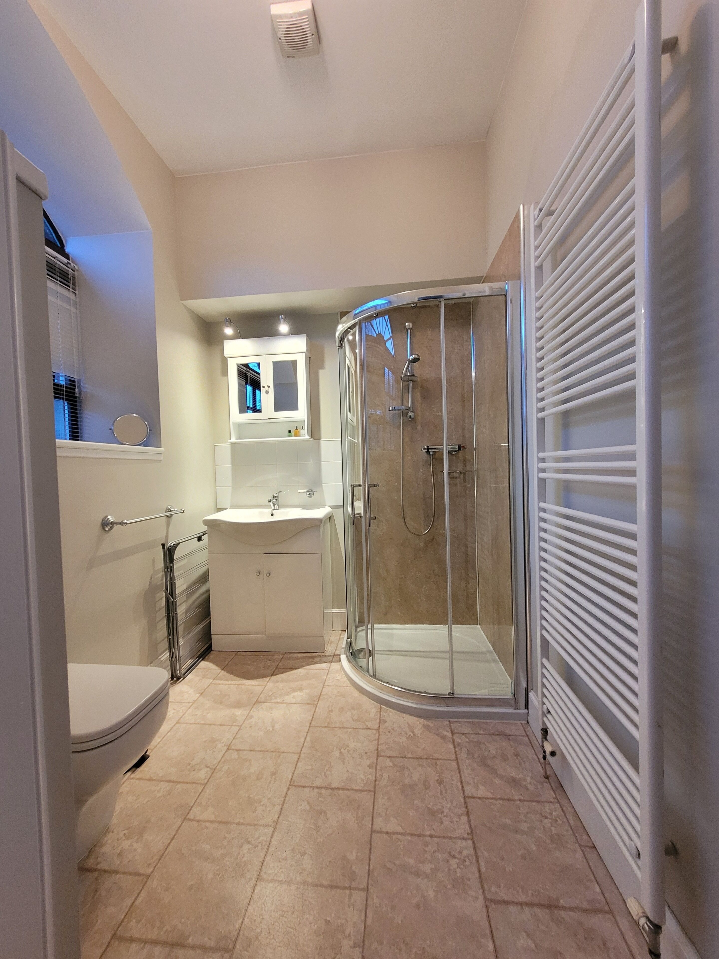 Cottage, 1 phòng ngủ (Rowan) | Phòng tắm | Đồ dùng nhà tắm miễn phí, máy sấy tóc, khăn tắm, xà phòng 