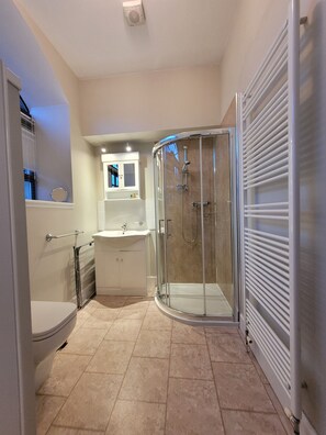 Chaumière, 1 chambre (Rowan) | Salle de bain | Articles de toilette (gratuits), séchoir à cheveux, serviettes fournies