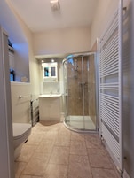 Casa de campo, 1 habitación (Rowan) | Baño | Artículos de higiene personal gratuitos, secador de pelo y toallas