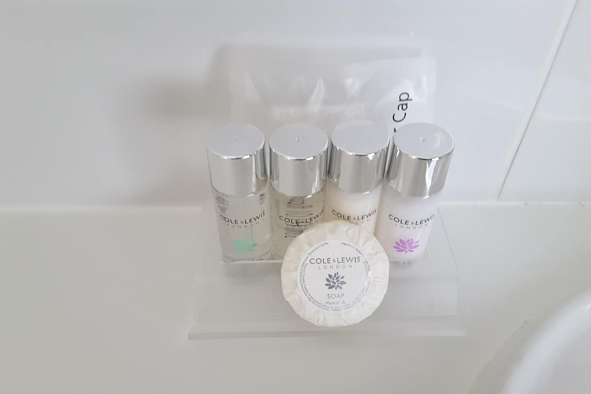 Perlengkapan mandi gratis, pengering rambut, dan handuk